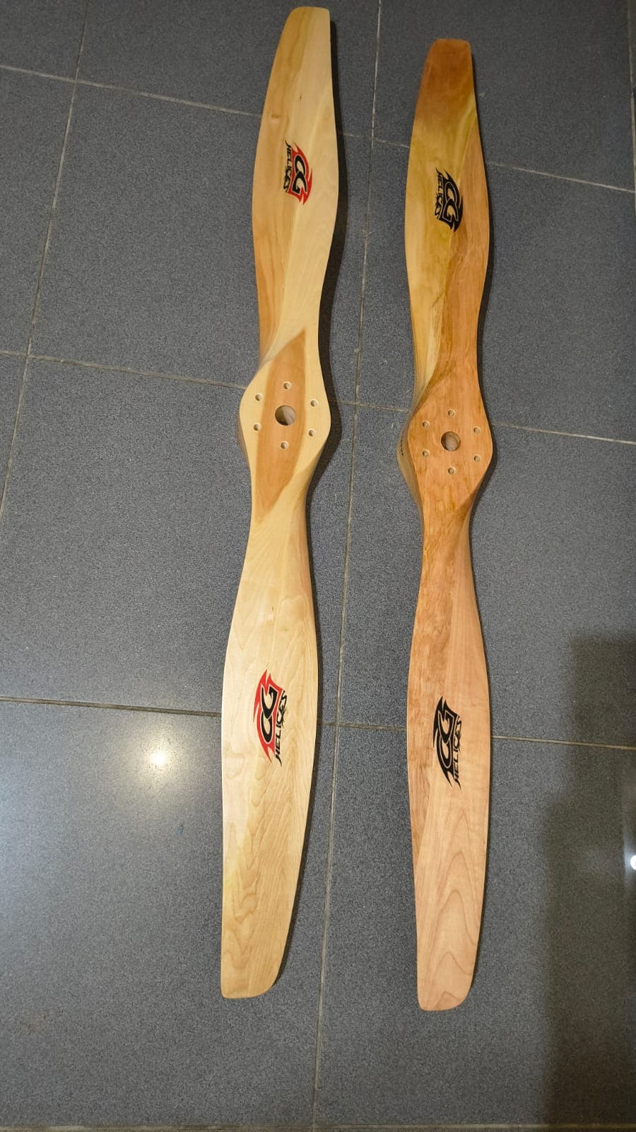 2 Hélices CG nuevas sin uso 1.25 H&E 220